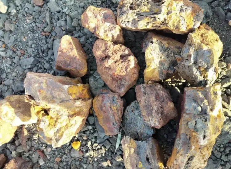 Test di lavorazione mineraria della limonite aurifera